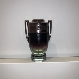 Invictus parfym - Tja! Säljer nu den eftertraktade invictus parfymen. Den är perfekt inför Vintern. Det är cirka 90 ml kvar. Endast parfymen medföljer! Vid frågor så är der bara att kontakta mig. 🤝