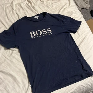 Hugo boss tröja - Säljer min Hugo boss t shirt eftersom den inte används. Den är i nyskick och det finns ej några defekter eller liknande på den. Skriv för fler bilder eller funderingar!