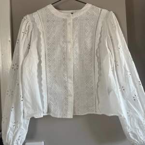 Söt blus ifrån zara💕passar även mig som i vanliga fall har xs eller s i tröjor