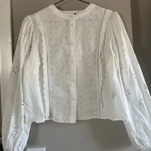Zara blus - Söt blus ifrån zara💕passar även mig som i vanliga fall har xs eller s i tröjor