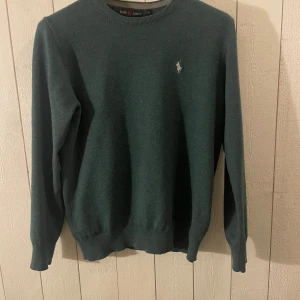 Ralph lauren  - Grågrön Ralph lauren Crewneck, storlek M i bra skick, säljer för endast 349!  Hör av er vid frågor och intresse 
