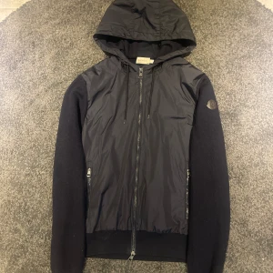 Moncler caridgan  - Skick 9/10 Size M 4499;- Inget og