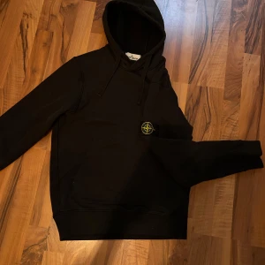 Stone island Hoodie S - Tja! Säljer min Stone island Hoodie som inte kommer till användning längre.