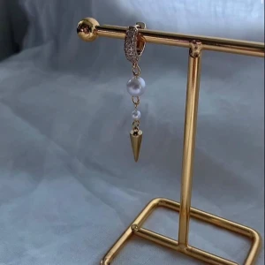 Örhänge - Så snyggt örhänge.  Köp för 129kr/st eller 229kr/paret.  Modell 087