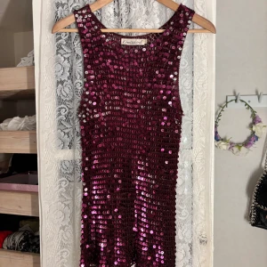 Vintage paljettopp  - Superfin vintage topp! Den är i mycket bra skick förutom att paljetterna tappat lite färg, se bilder. Inget som man tänker på! Står stl L men sitter som en M enligt mig! Vid snabb affär så kan jag gå ner i pris! 