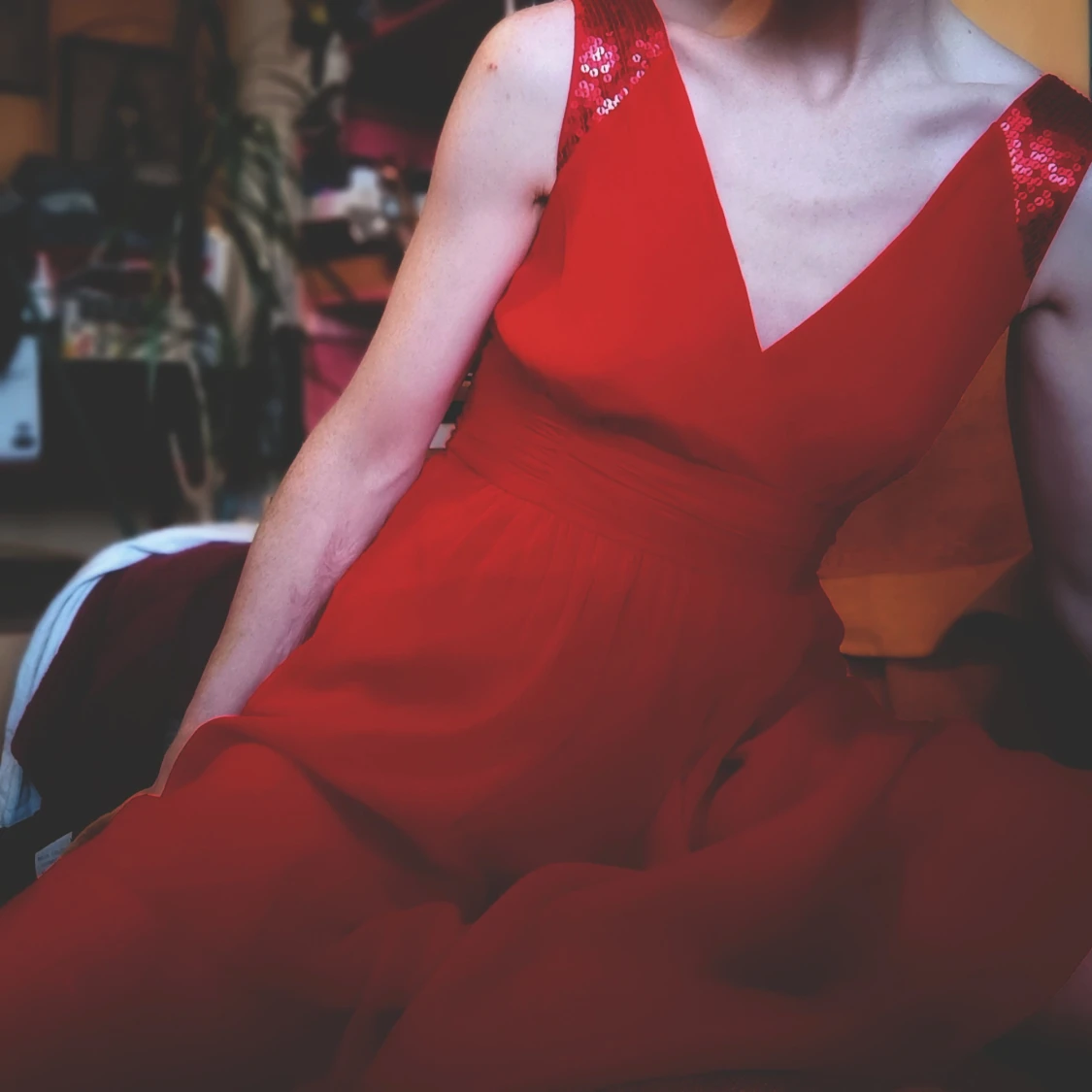 Röd klänning med paljettdetaljer - 1