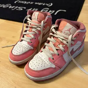 Säljer mina rosa jordans mid då dom inte kommer till användning längre, dom är i storlek 36 och är i rätt så bra skick förutom att dom har creasat sig lite (se bild 3)🩷