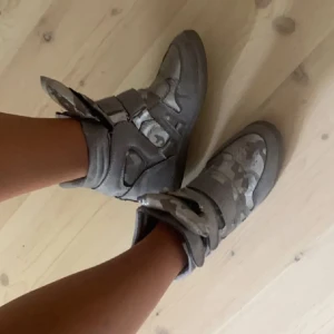 Isabel markant liknande skor - Intresseanmälan på mina jättefina isabel markant liknande skor köpta här på Plick. Säljer då de inte kommer till så mycket användning. Bilderna är från den förra säljaren men skriv privat för egna bilder🥰 De är i silver🩶