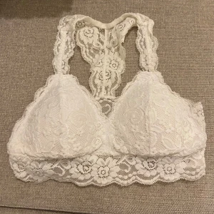 Spetsbh / bralette - Spetstopp / bralette från Cubus strl M, men skulle säga mer XS/S  (finns lite svarta prickar från när svart tröja är använd över, se bild 3)