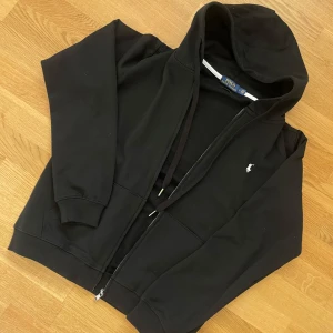 Polo Zip Up Hoodie - Beställde genom nätet för några veckor sen den var för stor och jag orkade inte lämna tillbaks så det blev inte använt.
