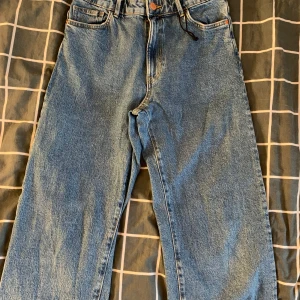 Högmidjade jeans - I bra skick 