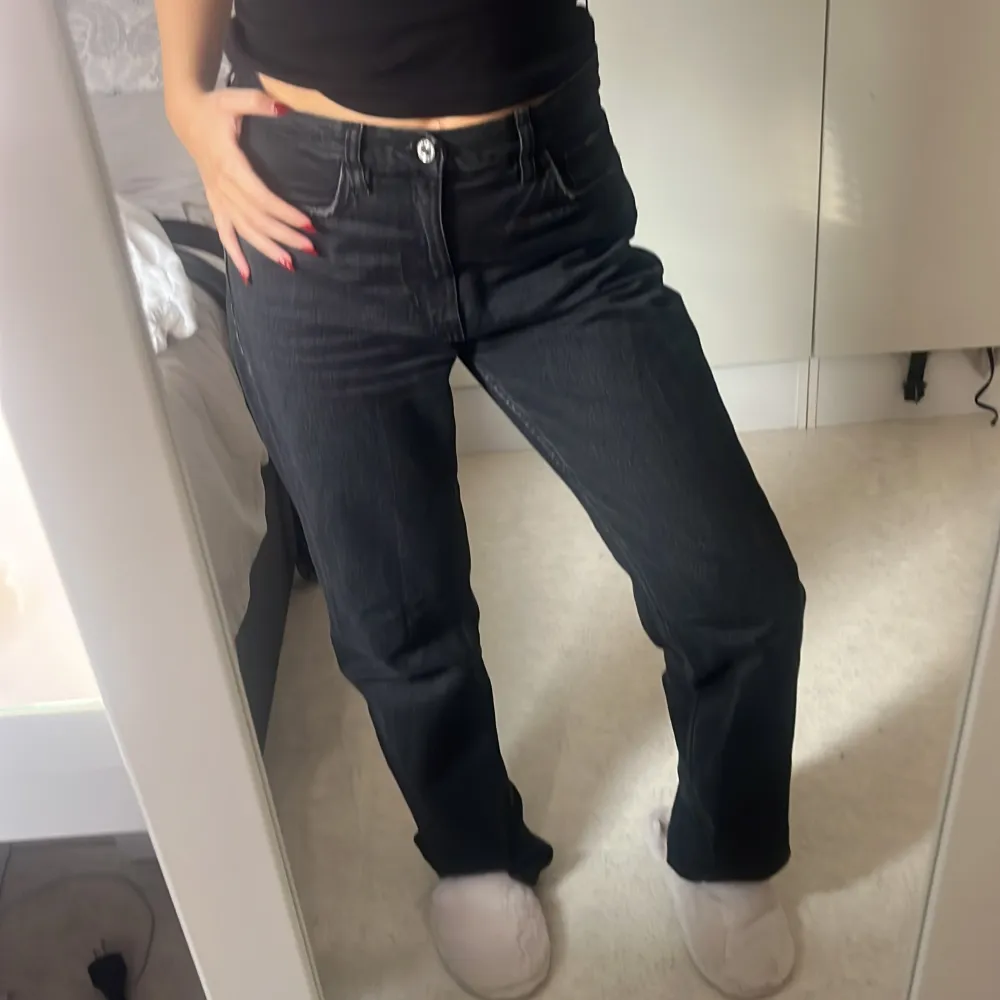 Säljer dessa jeans i från Mango. Är 162 men rekommenderar till tjejer i längd 165-170💖 Använda cirka 3 gånger så i nytt skick! Det är raka i benen och har en medelhög midja💕pris kan diskuteras😊. Jeans & Byxor.