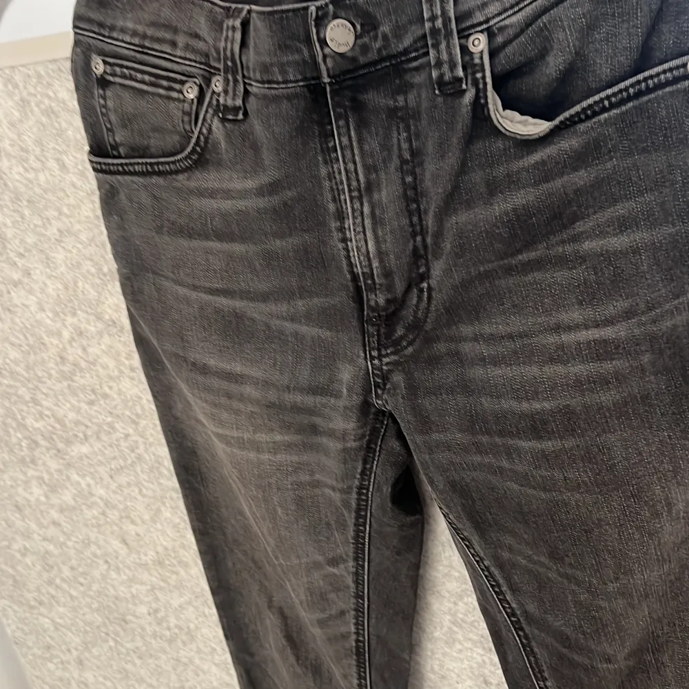 Gråa nudie jeans i utmärkt skick, storlek 29/32, modellen är Lean Dean. Jeans & Byxor.