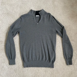 John Henric - 1/4 zip up sweater - Sparsamt använd John Henric 1/4 zip up sweatshirt! ✨  Står att det är storlek M men passar även storlek S 🤩