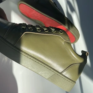 Christian Loboutin skor - Säljer nu dessa otroligt feta Christian Loboutin skor (Loubs)i storlek 39 men passar upp till 41🤩Köpte skorna för 3800 kr.Därav priset Skicket är 9/10. Skriv vid frågor😁