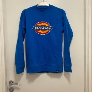 Kornblå Dickies tröja, fint skick. Fick det som en gåva men är inget jag använder.