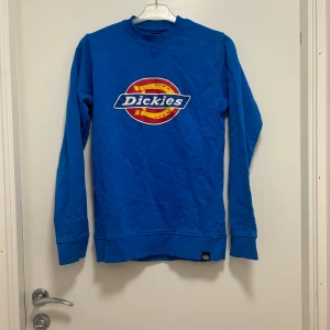 Blå Dickies - Kornblå Dickies tröja, fint skick. Fick det som en gåva men är inget jag använder.