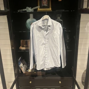 STENSTRÖMS SKJORTA - Tjenare! Säljer nu denna feta skjortan | skick: 9/10 | nypris: 1800 | modell: Stenströms fitted body twofold super cotton | pris kan diskuteras | Tveka inte på att höra av dig vid ytterligare frågor samt fler/bättre bilder!☺️