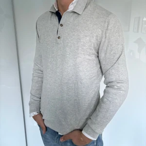 Dressman rugbytröja ljusgrå  - - rugbytröja från märket Dressman i storlek S - Bra skick, inga defekter  - Modell på bild är 182/67kg. - Hör av dig vid eventuella frågor! Mvh  