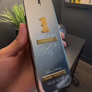 One Million Lucky - 10 ml One Million Lucky.   Kolla lista på de 28st mest haypade parfymer i marknaden och välj din favori. Jag köper in större mängd refiler på parfymerna från Holland därför jag får bra priser och kan sälja till grymma priser 👌🏼