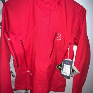 Haglöfs friluftsjacka  - Strl S nyskick nypris 3799 se prislapp säljer den för 2000 skaljacka med gortex.