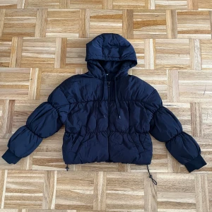 Trendig vinterjacka från H&M - Säljer en varm vinter/höstjacka. Använd men är i bra skick! Köpt från DIVIDED från H&M. Har bra luva och skyddar mot vind och snö.