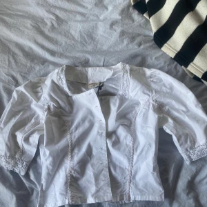 Vit blus - Jättefin blus aldrig använt❣️
