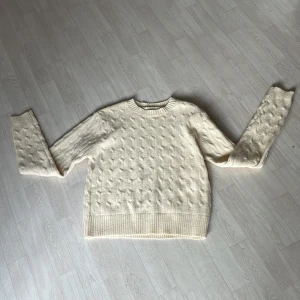Stickad tröja med mönster - Stickad tröja i en vit-beige färg. Storlek XS/S. Mjukt material. Bra skick då jag aldrig använt den