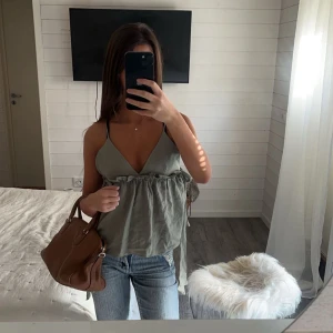 Grön linnetopp - Jättepopulär grön topp i linnematerial från zara🍁🍂🧡 tröjan är helt oanvänd och har prislappen kvar