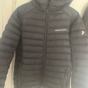 Peak Performance - Hej säljer min jacka för inte använder den jag använt den på hela vinter bara 