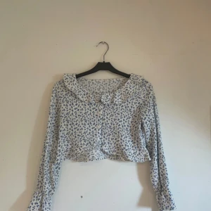 Blommig blus🤍 - Super fin blus🤍 Oanvänd  Storlek: XXS✨ Från: Gina tricot  Ny pris: 150kr Mitt pris: 40kr  