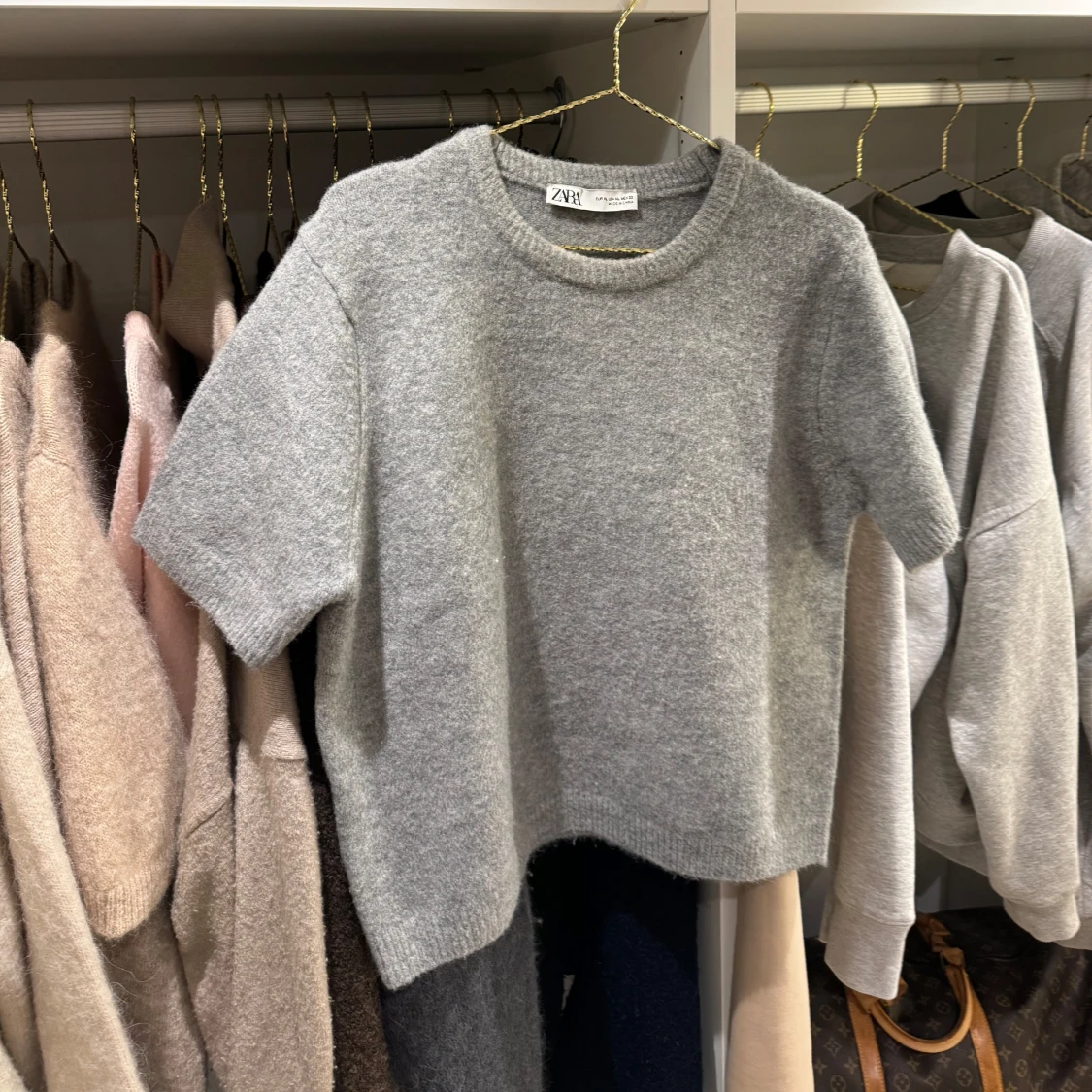 Grå stickad tshirt - 90