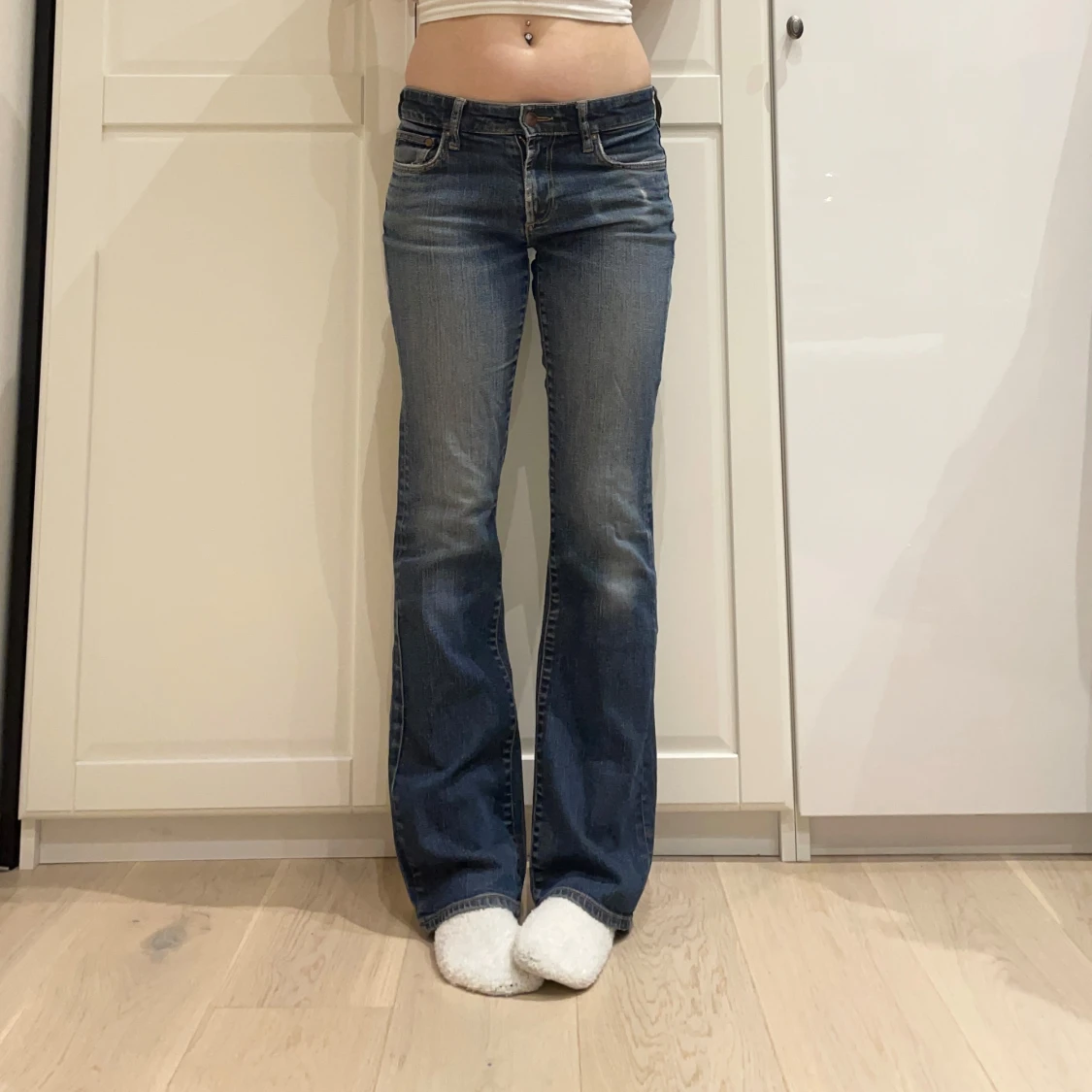 Lågmidjade bootcut jeans från gamla H&M💕 - 43