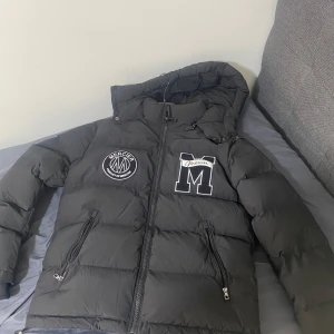 Mercier jacka  - Hej säljer nu min alldeles nya jacka. Aldrig använd. Den passar mig inte därför är den till salu. Storlek m. Byte funkar. Äkta helt ny. Passar perfekt nu till vinter vädret. 