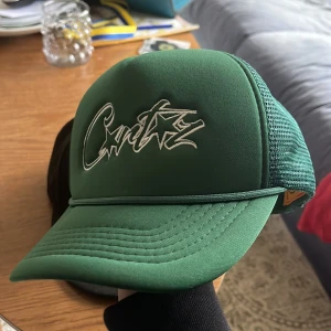 Corteiz keps - Corteiz keps i fint skick, justerbar där bak. Köpt på corteiz hemsida👍 skriv för fler frågor👍