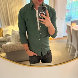 Ralph Lauren skjorta - Hej säljer nu min fina Ralph Lauren skjorta i storlek S. Den är i nyskick och kommer vara otroligt snygg i höst/vinter. Nypris cirka 1500kr! Vi kommer att sälja liknande produkter nu närmare vinter så glöm inte följa profilen!🌊🍾