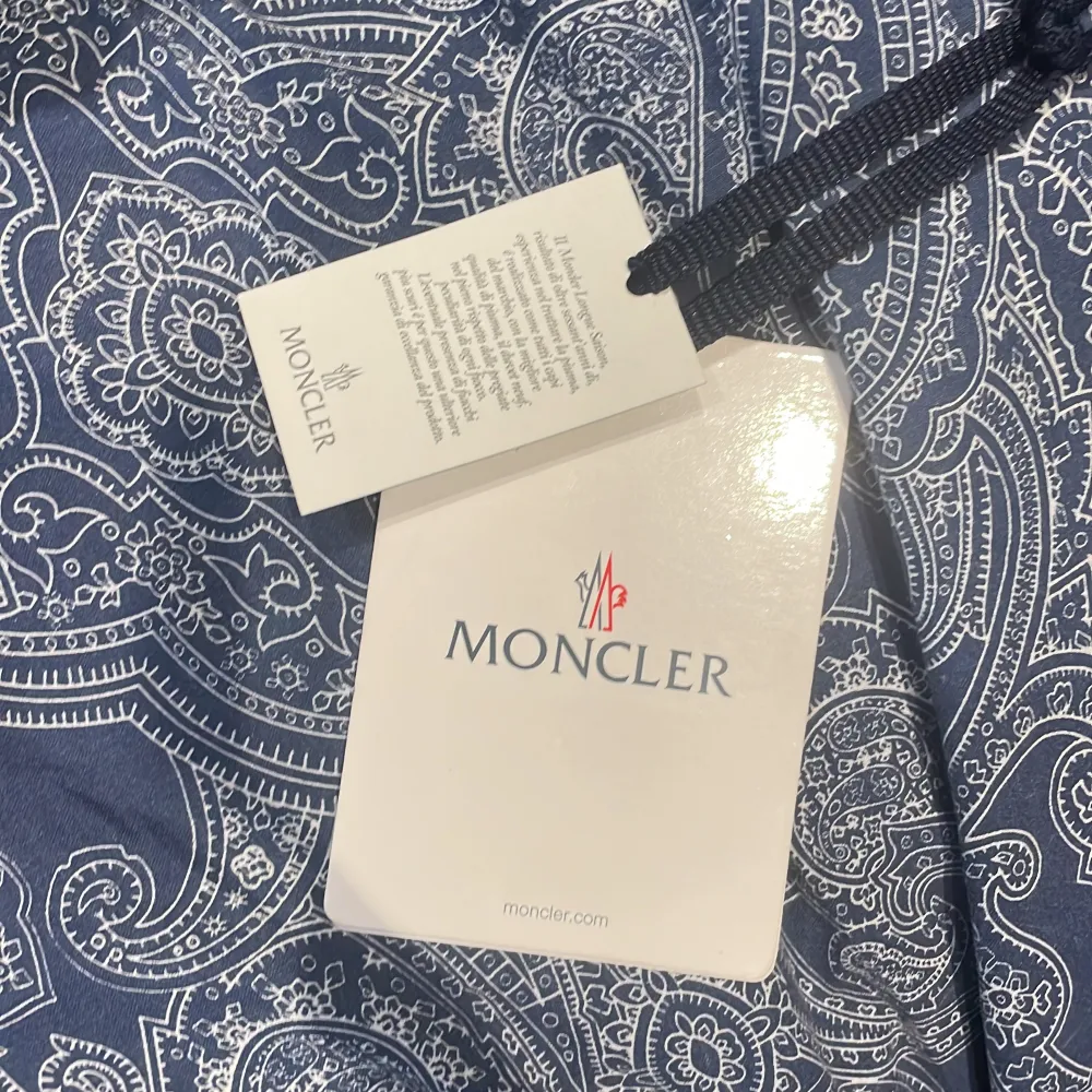 Moncler jacka i perfekt skick, knappt använd och säljer då vi ska flytta till ett varmt land, annars äre ba o fråga😁. Jackor.