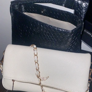 Zadig väska - Beige väska. Man får med tre band, två korta och ett tjock som man kan justera med vilken längd man vill ha 🥹