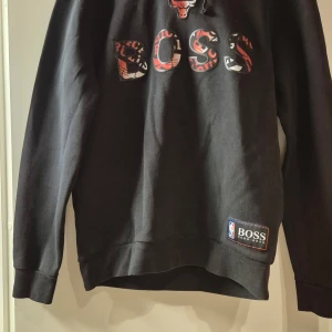 Boss hoodie strl M - Svart boss hoodie strl M Chicago Bulls. Som ny