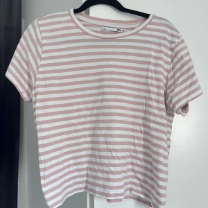 Randig T-shirt - Storlek M men är mer som en xs/s Använd fåtal gånger! Hel och fin!!