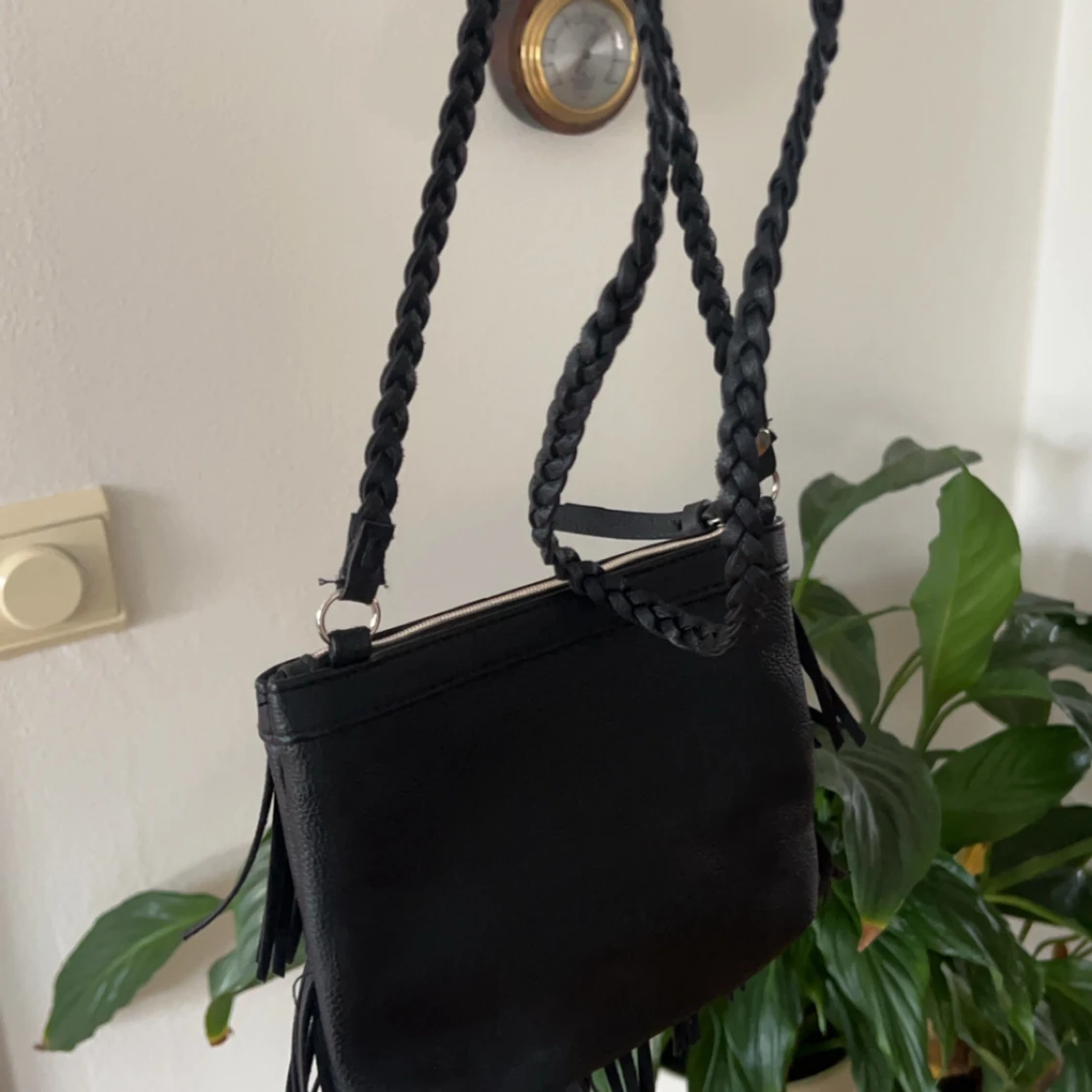 Svart axelväska med fransar - 90