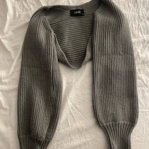 Grå ribbad kofta från Cider - Säljer en superfin grå ribbad kofta från Cider. Perfekt för kyliga dagar med sin mjuka och bekväma passform. Den har långa ärmar och en stilren design som passar till allt. Ett måste i garderoben för höst och vinter! 🍂