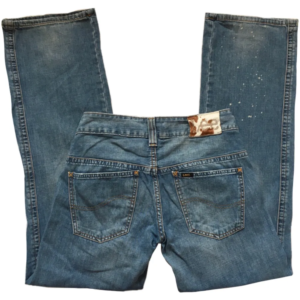 Unika vintage jeans från Lee med ko mönster på baksidan! Obs! Jeansen har ”färgstänk” på ena benet & hål på baksidan av höger byxben . Jeans & Byxor.