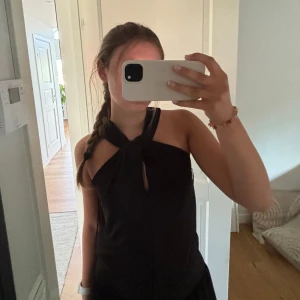 Zara topp - Supersnygg topp från zara, endast använd vid 1 tillfälle så i superbra skick!