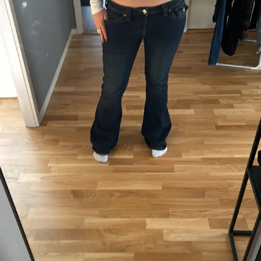 Köpte på Nelly i september,knappt använda pga att dom är för stora.Skriv om du har några funderingar🫶🏼🎀. Jeans & Byxor.