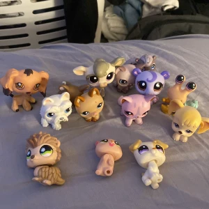 full äldre littlest pet shop samling! - jag har städat allting men vissa har lite fläckar som inte går bort men överlag ser det nytt ut. 