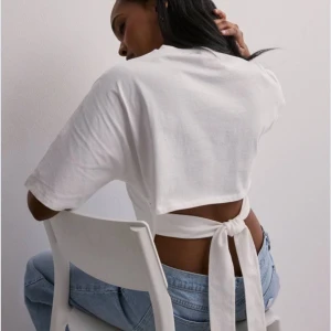 Nelly topp open back tie tee  - Endast använd en gång. Slutsåld💗skriv vid frågor 