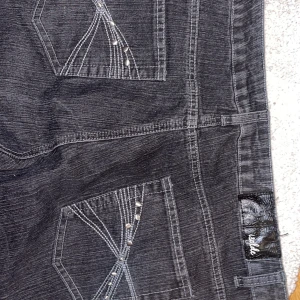 Jeans  - Svarta jeans från märket Isolde i storlek L. Köpta secondhand säljer pga att jag inte använder den. Pris kan diskuteras.
