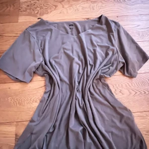 Grå/brun t-shirt - Grå/brun T-shirt i träningsmaterial, men har själv använd som vanlig T-shirt. 