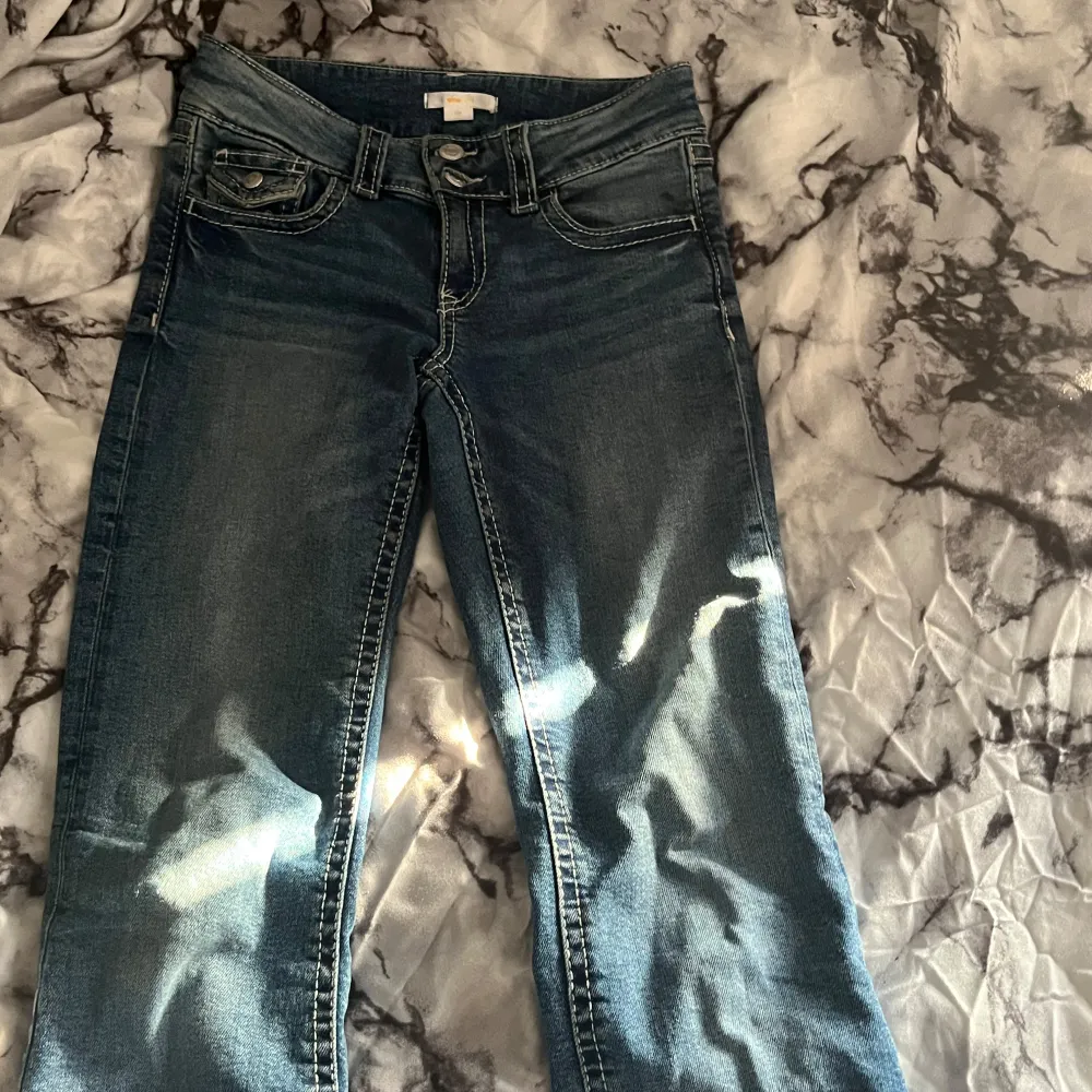 Jätte fina lågmidjade jeans har använt som en par gånger och köpt likande så jag säljer dessa från Young Gina . Super fin storlek 158. Jag är 166 lång ifall det är nödvändigt skriv ifall ni vill jag ska skicka flera bilder🩷. Jeans & Byxor.